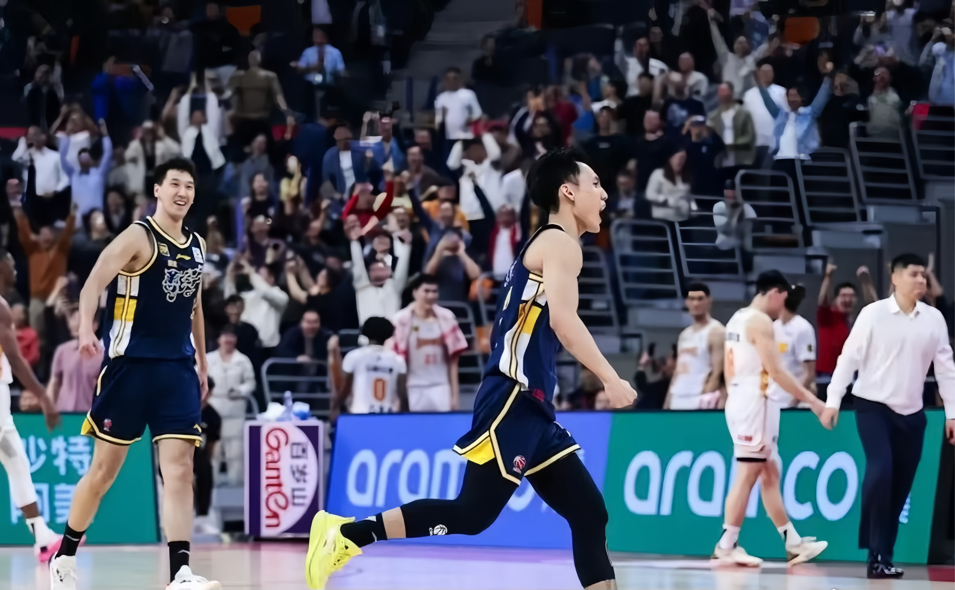 爱游戏官网-关于广东宏远训练开放日，清晨刷新队史纪录引欢呼，CBA季后赛在即，赛季目标并未改变的信息