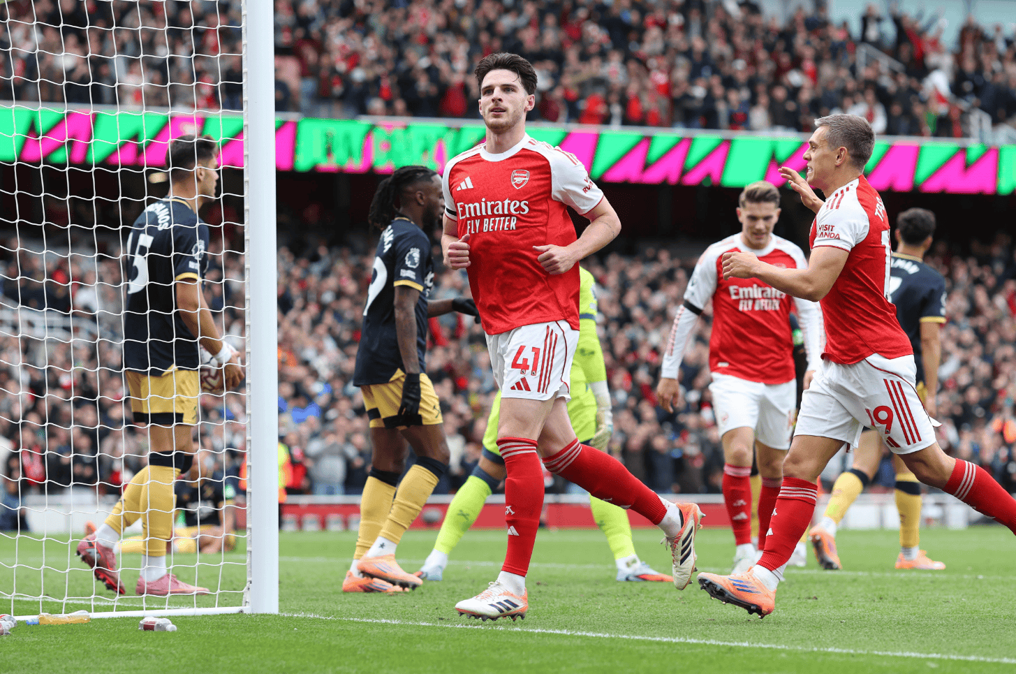 爱游戏APP-窗口期英超焦点战；法兰克福造点机会；媒体盛赞；更衣室氛围转暖的简单介绍